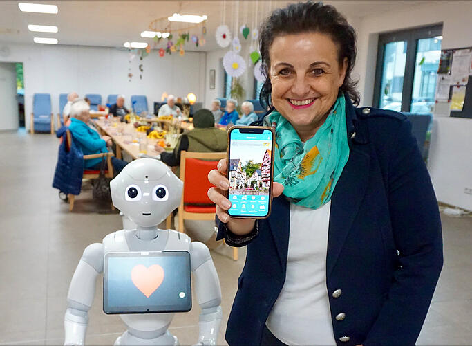 Die Di­gi­ta­li­sie­rung im so­zia­len Be­reich ist ein be­deu­ten­der Fak­tor und für die Ge­sund­heits­an­bie­ter ein gro­ßer Hoff­nungs­trä­ger. Vor dem Hin­ter­grund des Fach­kräf­te­man­gels geht es vor al­lem um die Ver­net­zung so­zia­ler An­ge­bo­te und ge­sund­heits­re­le­van­ter Ein­rich­tun­gen.